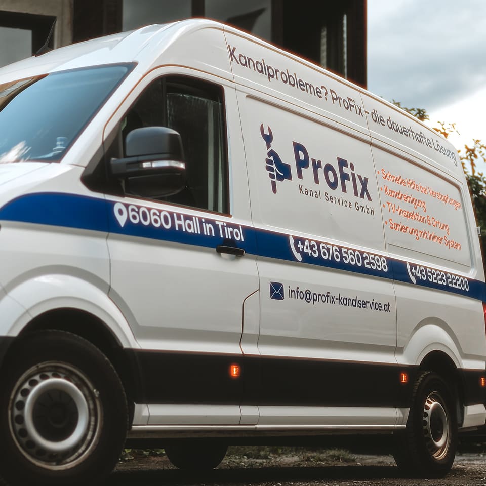 Seitenansicht des weißen Firmenwagens von ProFix Kanal Service