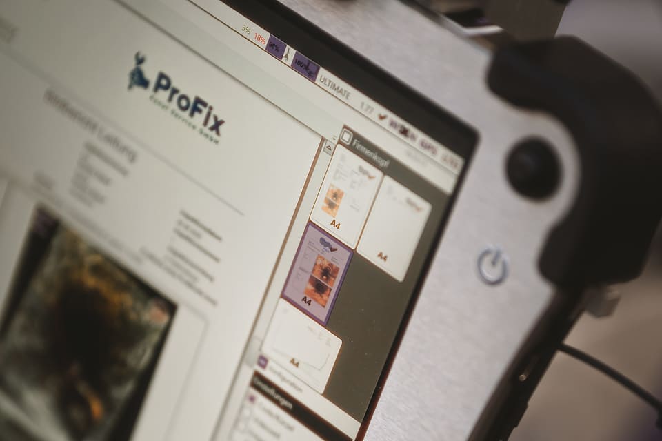 Nahaufnahme des Bildschirms am Bedienteil mit dem Logo von ProFix und einem Kamerabild